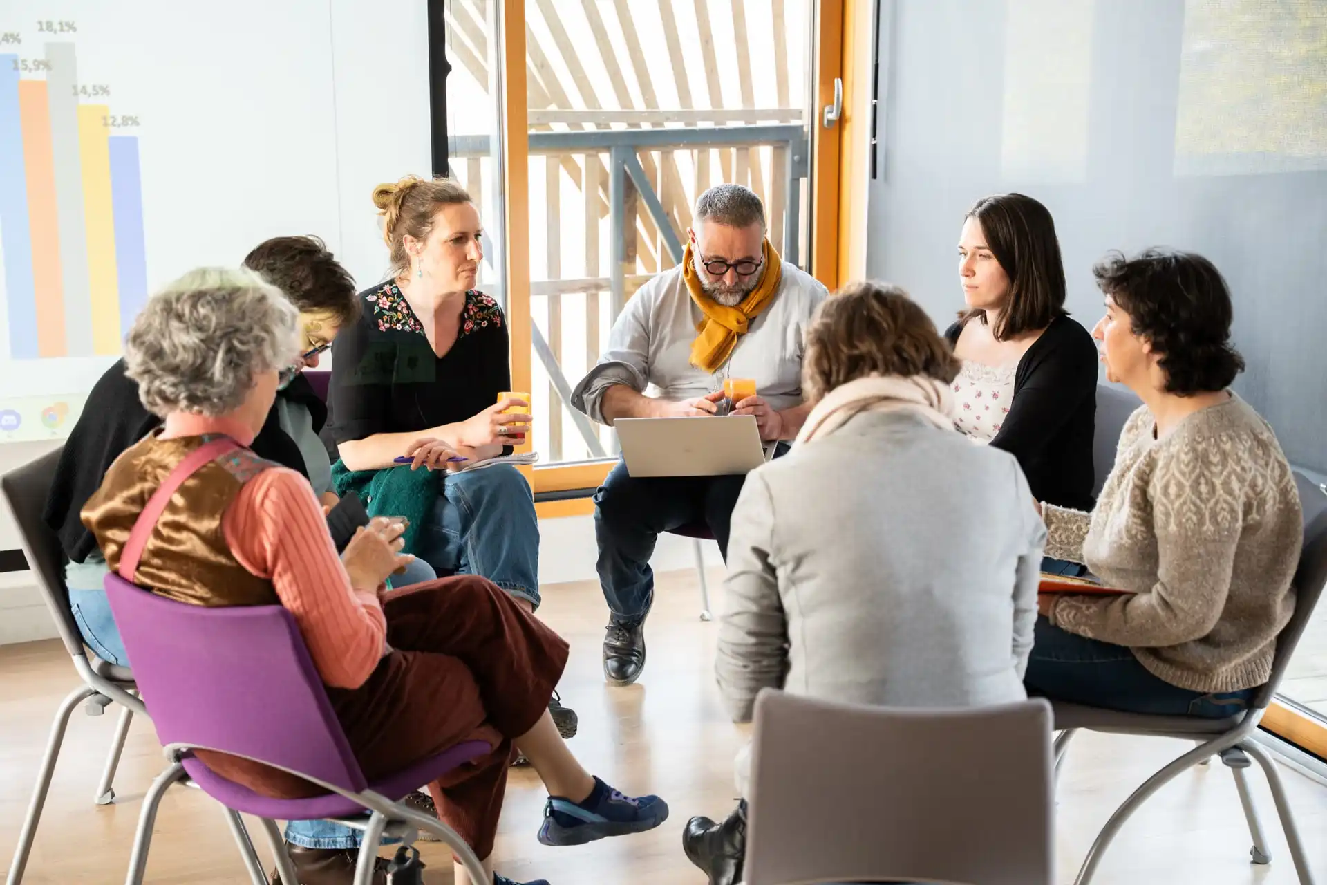 Un rendez-vous d’information collectif : entrepreneures et conseillers échangent en cercle